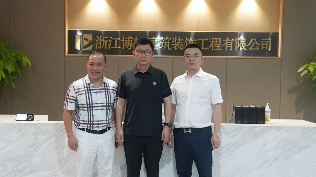 熱烈歡迎中華民族貿(mào)易促進(jìn)會(huì)藍(lán)軍會(huì)長(zhǎng)、國(guó)醫(yī)葉瑋豪一行蒞臨博妍裝飾參觀指導(dǎo)